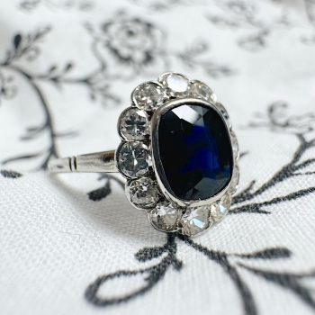 Art Deco zlatý prsten s bazaltovým safírem a diamanty 