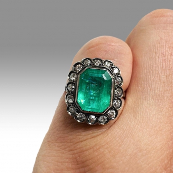 Art Deco zlatý prsten se smaragdem 3.3 ct a diamanty 0.48 ct - posudek 