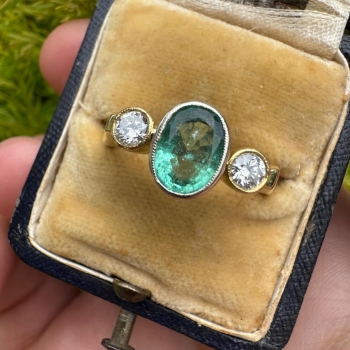 Zlatý prsten se smaragdem a diamanty 
