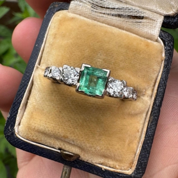 Zlatý prsten se smaragdem 0.80 ct a diamanty 0.51 ct  