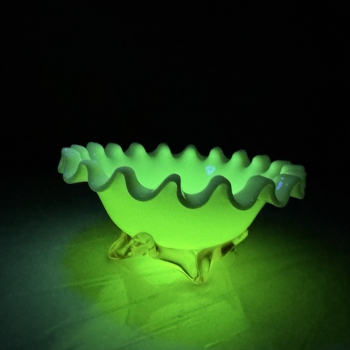 Skleněná uranová miska, zvlněný okraj, mléčné sklo 