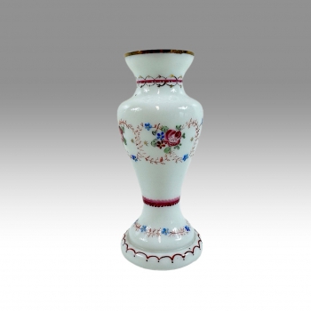 Ručně malovaná váza z mléčného skla, kolem r. 1900 