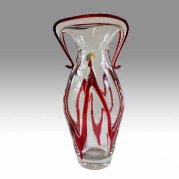 Egermann, skleněná váza s rubínovými pruhy a uchy 