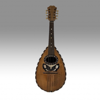 Starší mandolína s perleťovou intarzií, značená Catania 