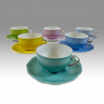 Sada barevných porcelánových šálků s podšálky 