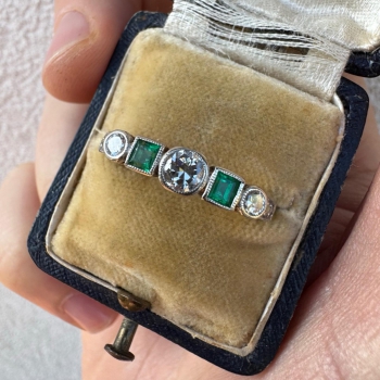 Art Deco zlatý prsten s diamanty a smaragdy, posudek 