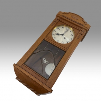 Dřevěné nástěnné hodiny s kyvadlem 