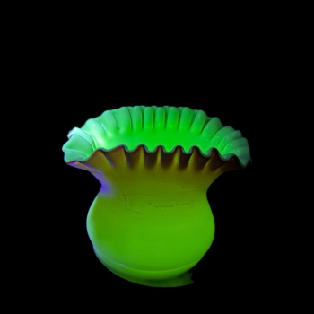 Skleněná uranová vázička se zvlněným okrajem 