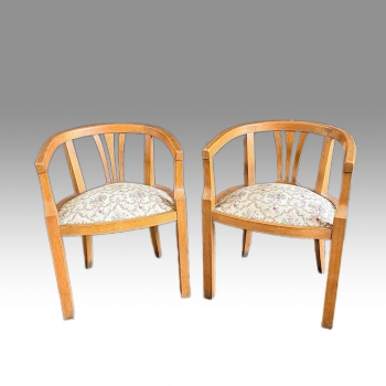 Pár dřevěných křesílek s čalouněným sedákem, 20. léta 20. století 