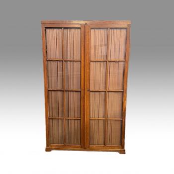 Dřevěná šatní skříň s prosklenými dveřmi a textilní výplní 