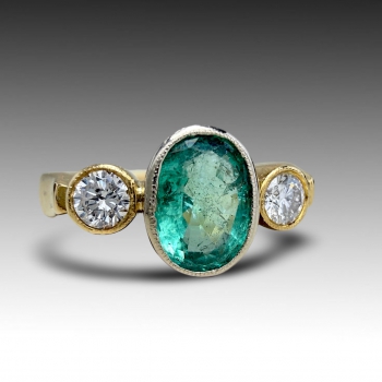 Zlatý prsten se smaragdem a diamanty 