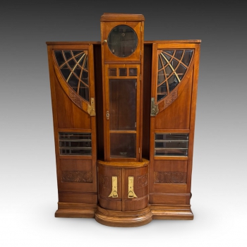Secesní dřevěná skříň s centrálním hodinovým prostorem 