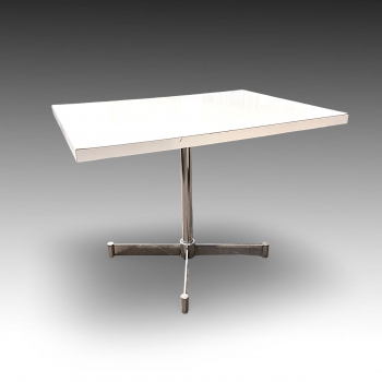 Konferenční stolek na kovové otočné noze 